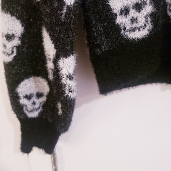 BRAND NEW with tag, super soft black and white skull cardigan. -M- - Picture 13 of 16